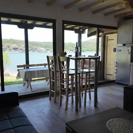 Milosev Kuca Na Jezeru Knic