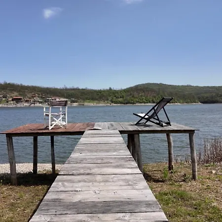 Milosev Kuca Na Jezeru Knic