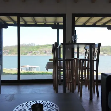 Milosev Kuca Na Jezeru * Knic